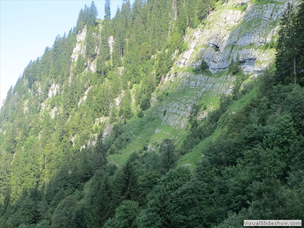 Blick Richtung Hengslouina, man sieht den Anstieg zum Pfedli