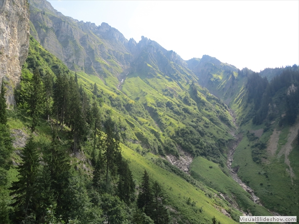 Blick zurück in die Fuchsbüela, hinten Weg vom Roriwang auf den Grat, und Loucherhorn