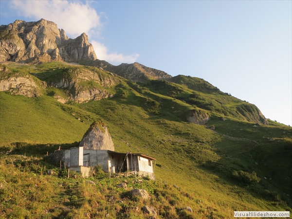 Eintreffen in der Läger-Oberbärg-Hütte, hinten Rotenegg und Roti Flue, höchster <br/>Punkt von Bönigen (2295 m)