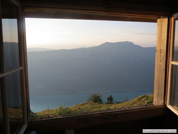 Ausblick durchs Fenster in der Hütte...