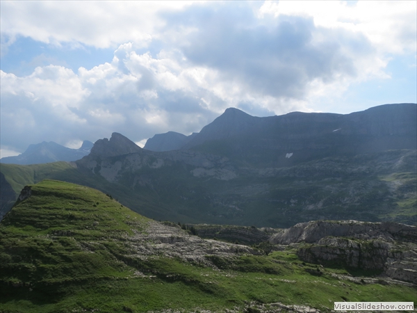 Von links: Wildgärst, Schwarzhorn (hinten), Schwabhorn (vorne), Gassenhorn, <br/>Faulhorn, im Tal unten Sägistalsee