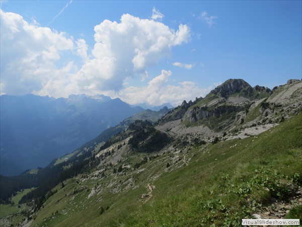 ...auf dem Weg Richtung Schynige Platte, hinten Lauterbrunnental