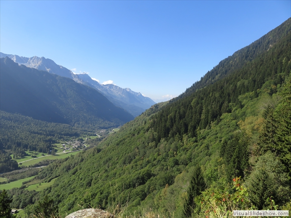der Weg geht im Hang rechts weiter