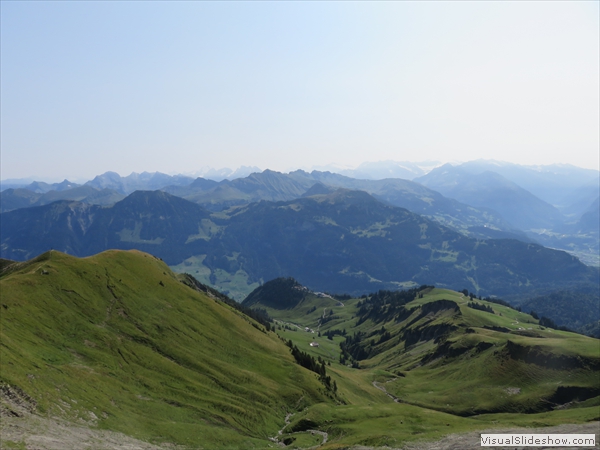 ...Blick in den Dundel, hinten Turren, rechts Luegi (wo wir gestern ausruhten)