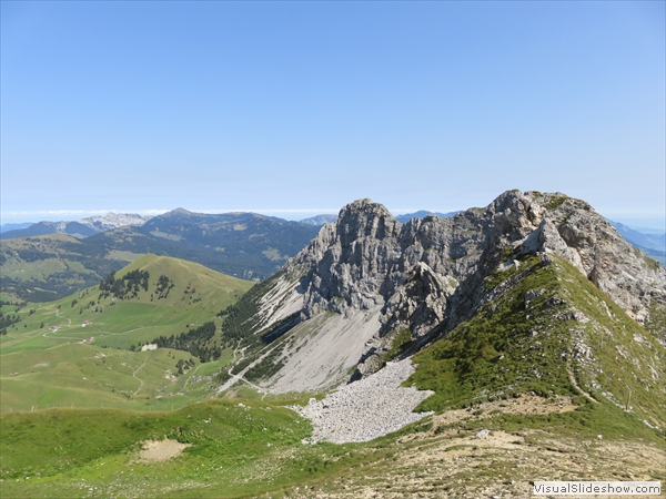 ...das Mändli, hinten Glaubenbielen (Pass von Giswil nach Sörenberg) 