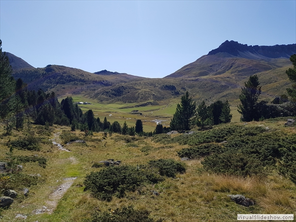 ...Blick zurück auf die Alp Astras, hinten geht's zur Fuorcla Funtana da S-charl (wo wir erst rüber kommen wollten)