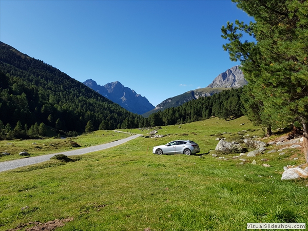 Piz Pisoc...Auto des Älplers, eingezäunt...