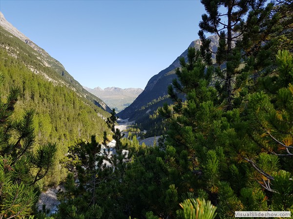 Blick talauswärts, hinten Skigebiet oberhalb Scuol